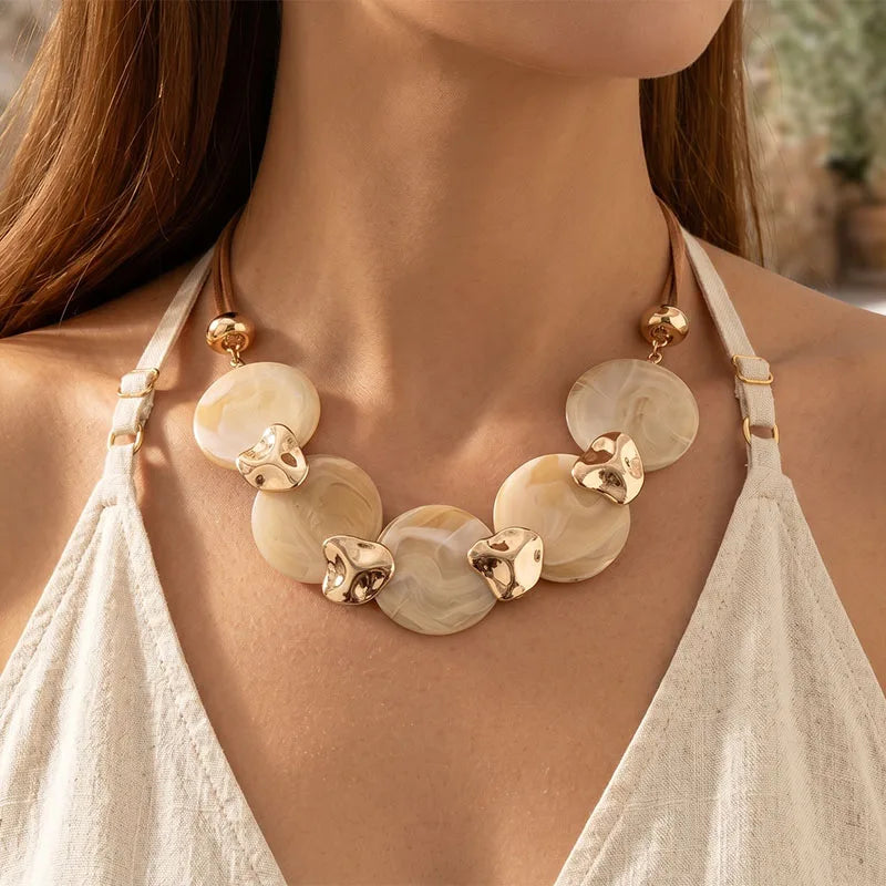 Collar llamativo bohemio para mujer dijes de acento en tono dorado