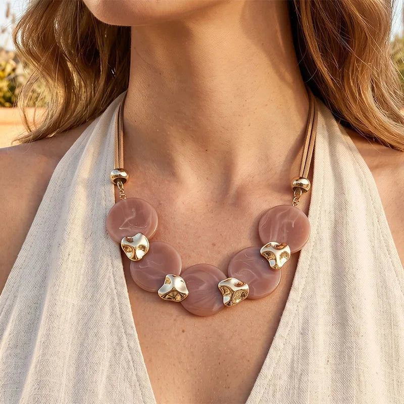 Collar llamativo bohemio para mujer dijes de acento en tono dorado