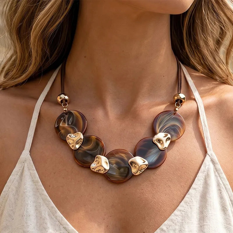 Collar llamativo bohemio para mujer dijes de acento en tono dorado
