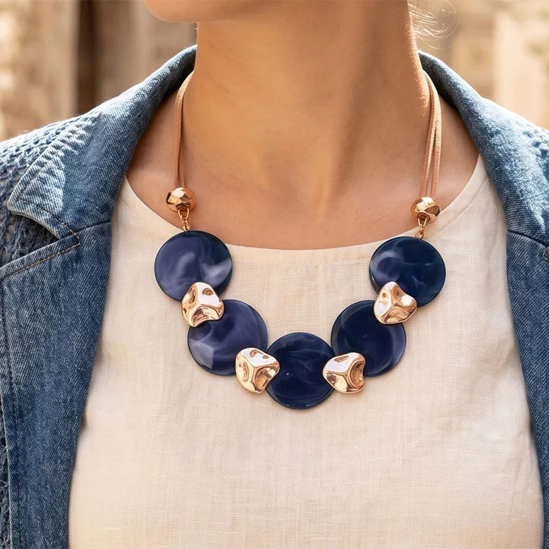 Collar llamativo bohemio para mujer dijes de acento en tono dorado